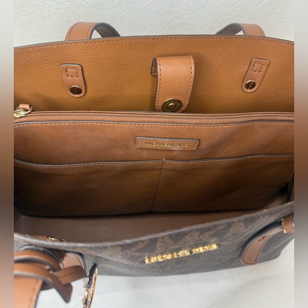 Michael Kors Mel Logo Tote Bag - Picture 10 of 13